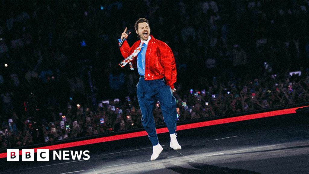 Harry Styles tour to review staging after fan complaints - BBC