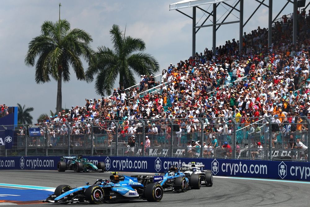 Alexander Albon, Williams, Carlos Sainz, Williams, Valtteri Bottas, Cadillac Racing