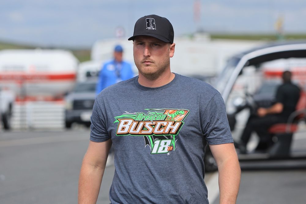 Austin Hill, No. 33 Richard Childress Racing Chevrolet, pays tribute to Kyle Busch