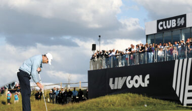 South African golfer Charl Schwartzel plays a last shot on the 18th hole during the third and final day of the LIV Golf Invitational Series event at The Centurion Club in St Albans, Britain, on June 11, 2022. [AFP/YONHAP]