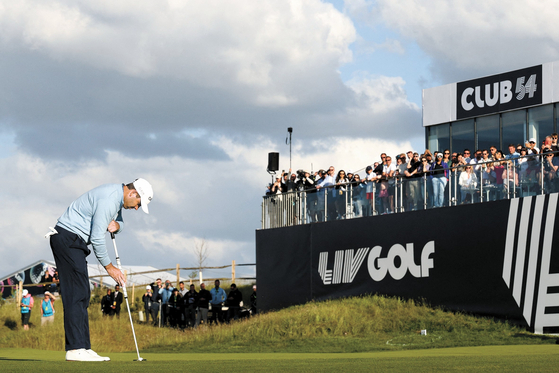 South African golfer Charl Schwartzel plays a last shot on the 18th hole during the third and final day of the LIV Golf Invitational Series event at The Centurion Club in St Albans, Britain, on June 11, 2022. [AFP/YONHAP]
