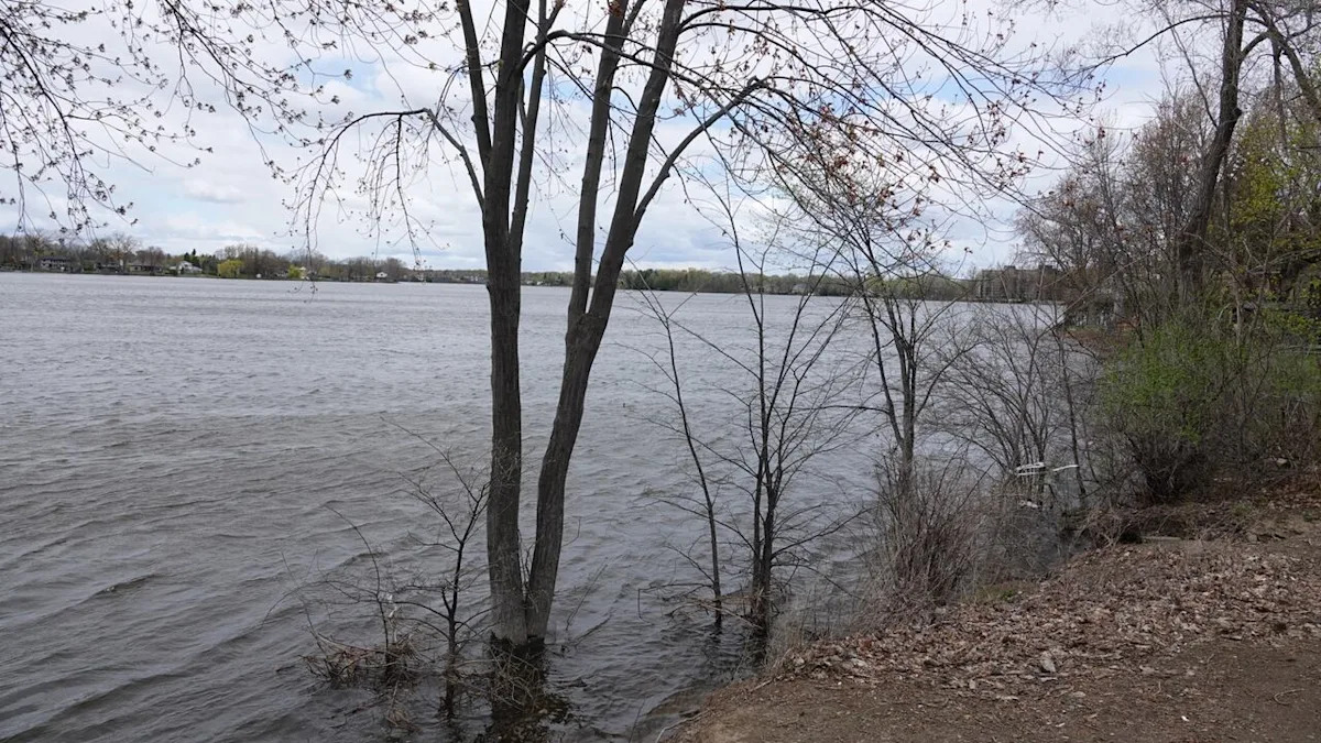 Montreal police investigating after body found in Rivière des Prairies in West Island