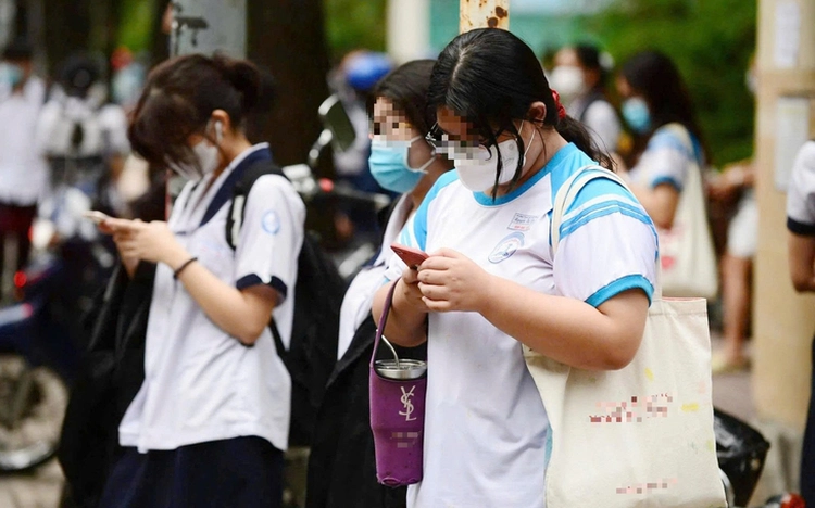 Experts warn of rising mental health risks as Vietnamese children become 'trapped' by screens