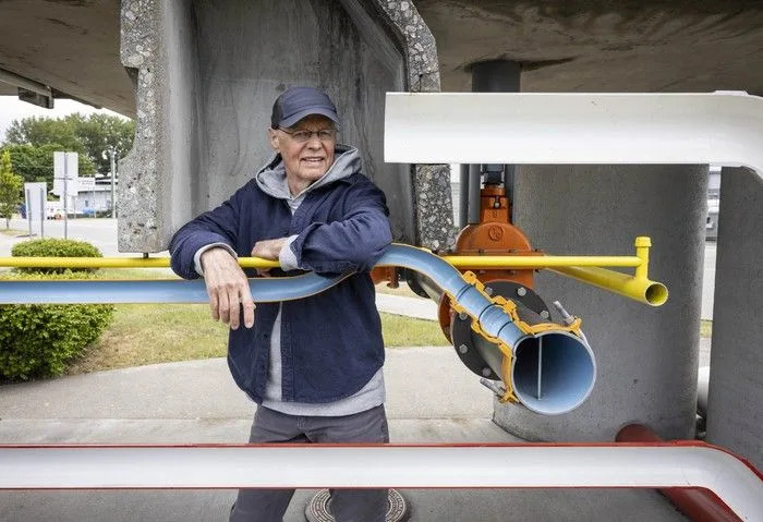 Artist Greg Snider with his sculpture project