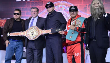 David Benavídez receives the spectacular “Tollan Tlatequi” commemorative belt from the WBC