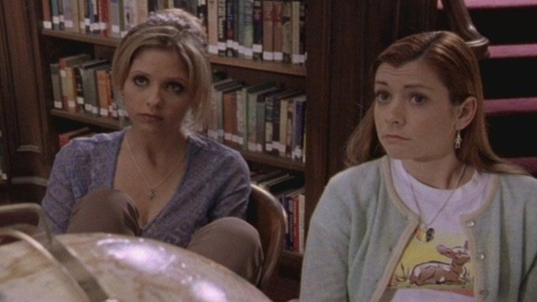 Buffy (Sarah Michelle Gellar) and Willow (Alyson Hannigan) sitting in the library on Buffy the Vampire Slayer S2E15