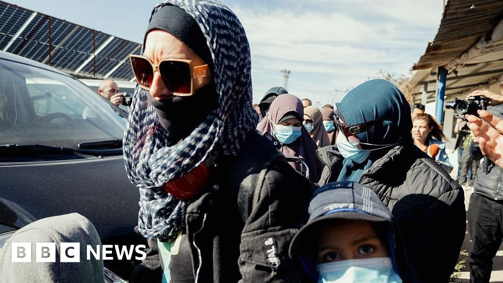 Three women linked to Islamic State arrested in Australia on return from Syria - BBC