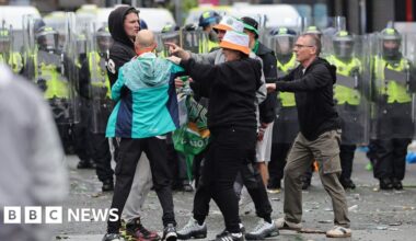 Police pelted with bottles as Celtic fans celebrate Scottish Premiership title in Glashow's east end - BBC