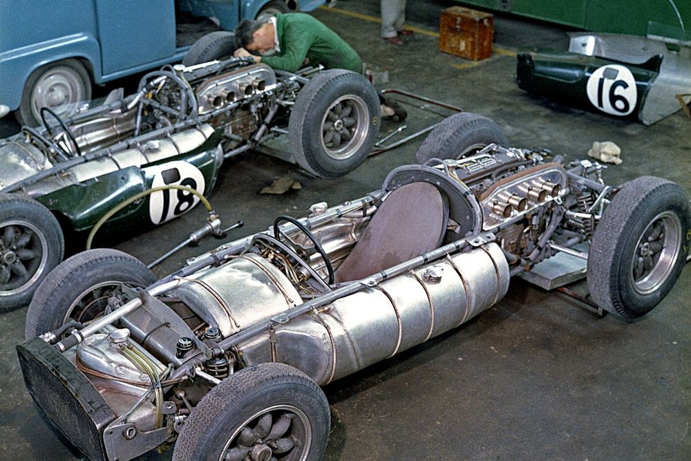 Construction of a second 
‘Lowline’ Cooper T53 
had to be done on the quiet