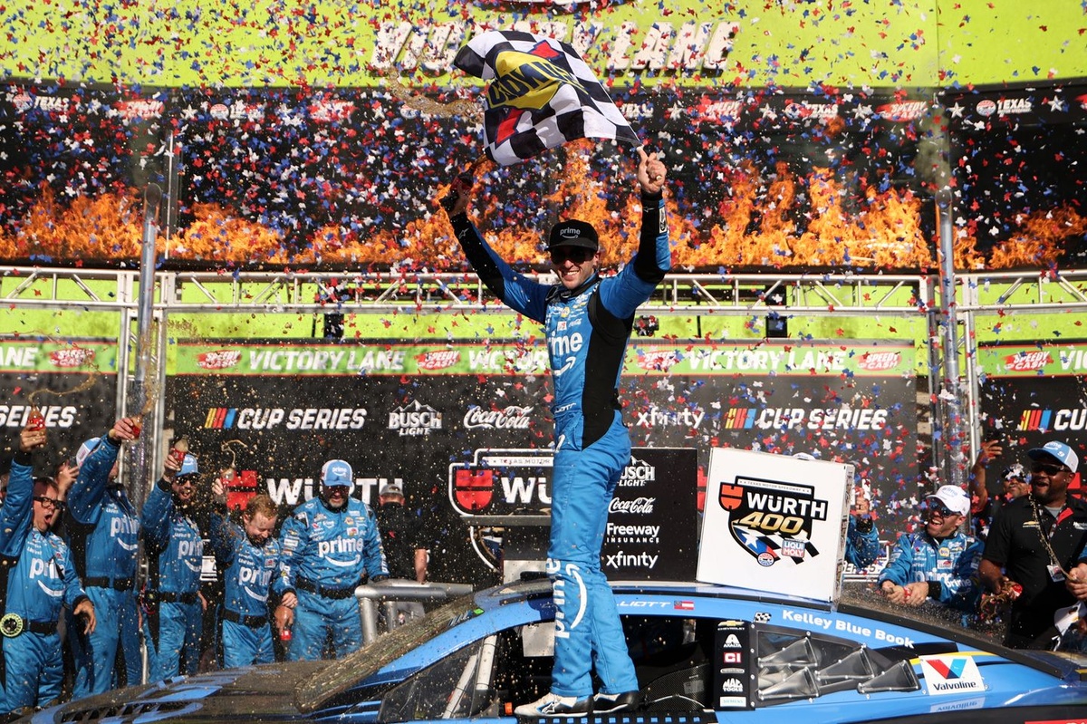 Chase Elliott holds off Denny Hamlin to win Texas NASCAR Cup race