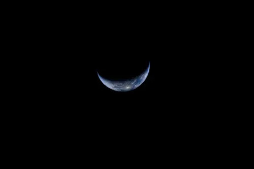 Crescent Earth - Artemis 2 - ART002-E-27852