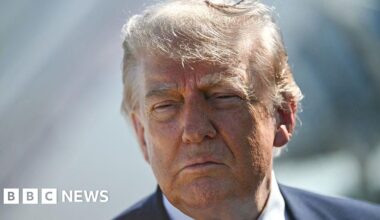 Trump tells US negotiators 'not to rush' into deal with Iran - BBC