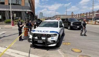 Police looking for suspect after man dies in stabbing in Mississauga parking lot