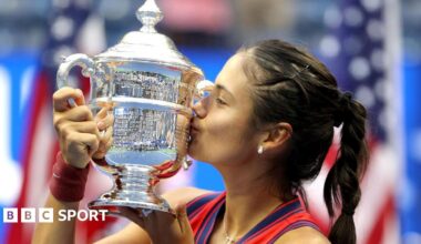 Emma Raducanu kisses the US Open trophy