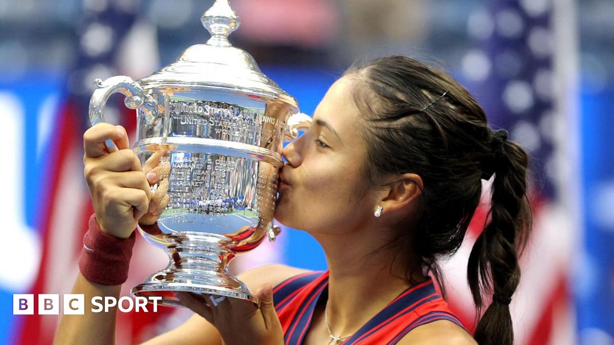 Emma Raducanu kisses the US Open trophy