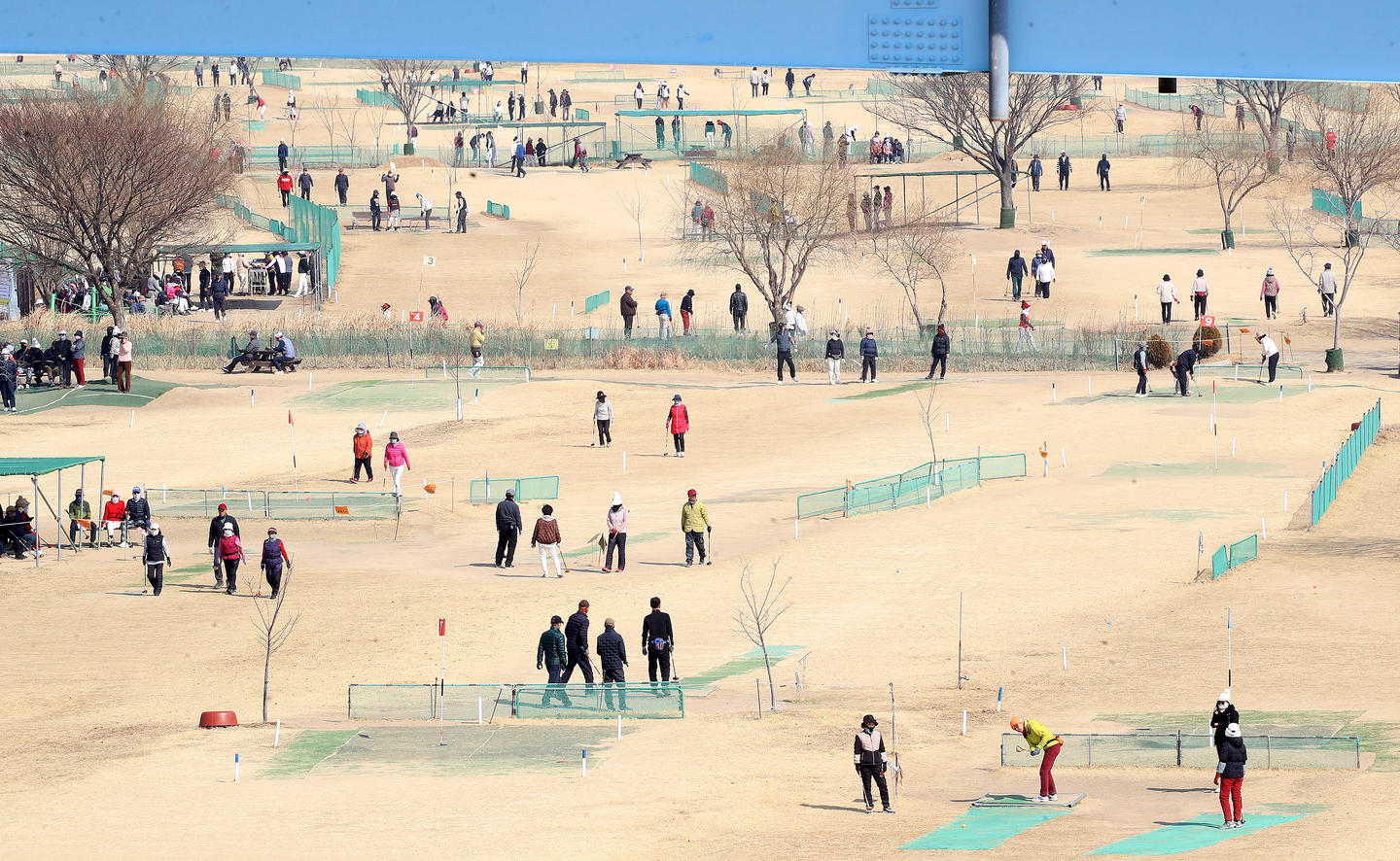 Citizens enjoy park golf at the course in Daejeo Ecological Park in Gangseo District, Busan, on Feb. 20 as mild weather continued. [NEWS1]