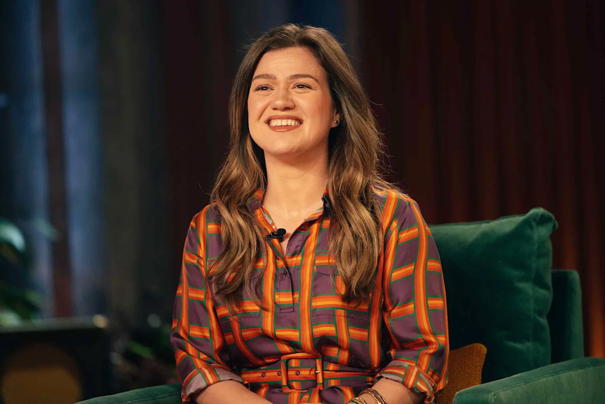 Kelly Clarkson Fights Back Tears as She Reflects on Her Talk Show Coming to an End