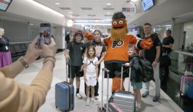 Gritty, Flyers ice team surprises passengers arriving from Raleigh