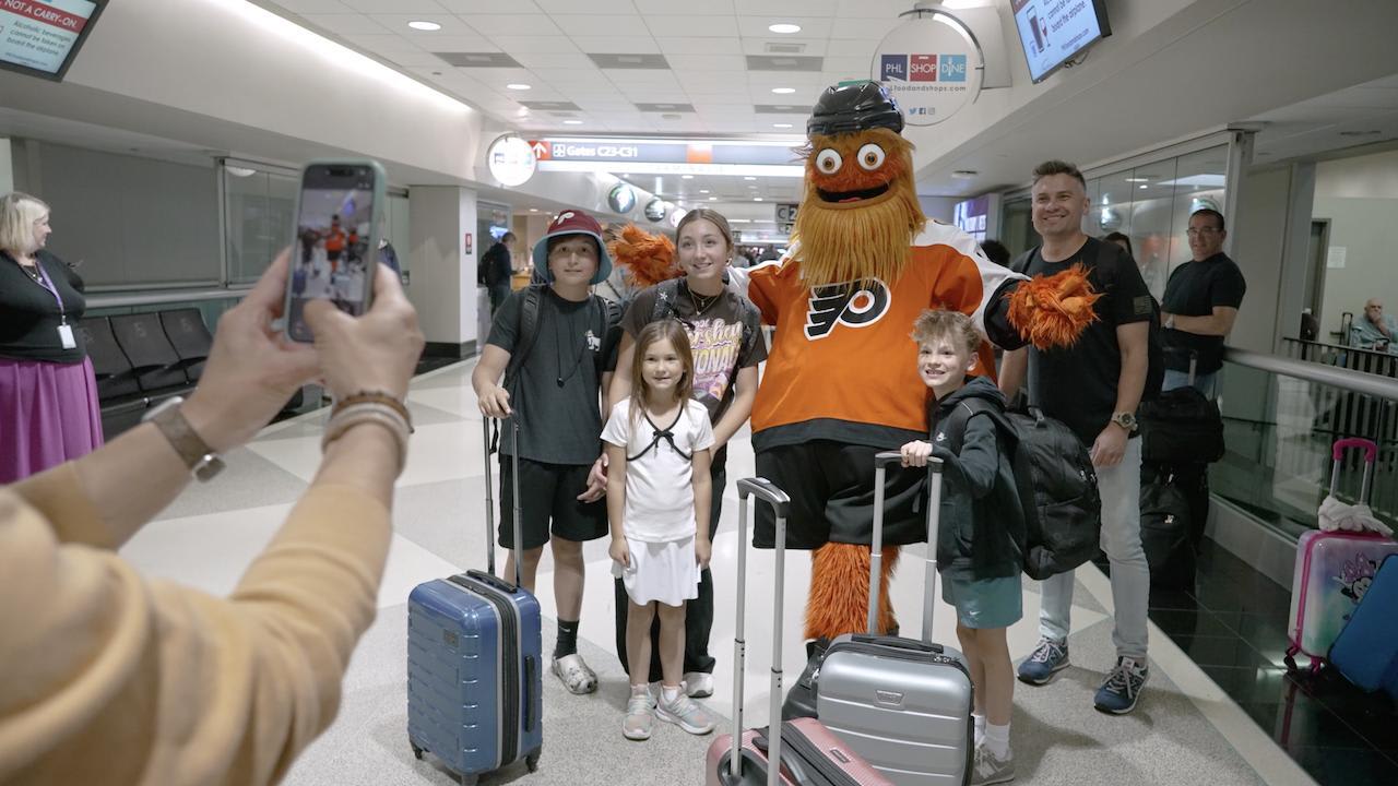 Gritty, Flyers ice team surprises passengers arriving from Raleigh