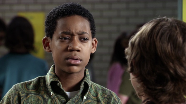 Chris (Tyler James Williams) talking to Greg (Vincent Martella) on Everybody Hates Chris S2E2