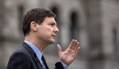 B.C. premier questions Ottawa's focus on pipeline over softwood
