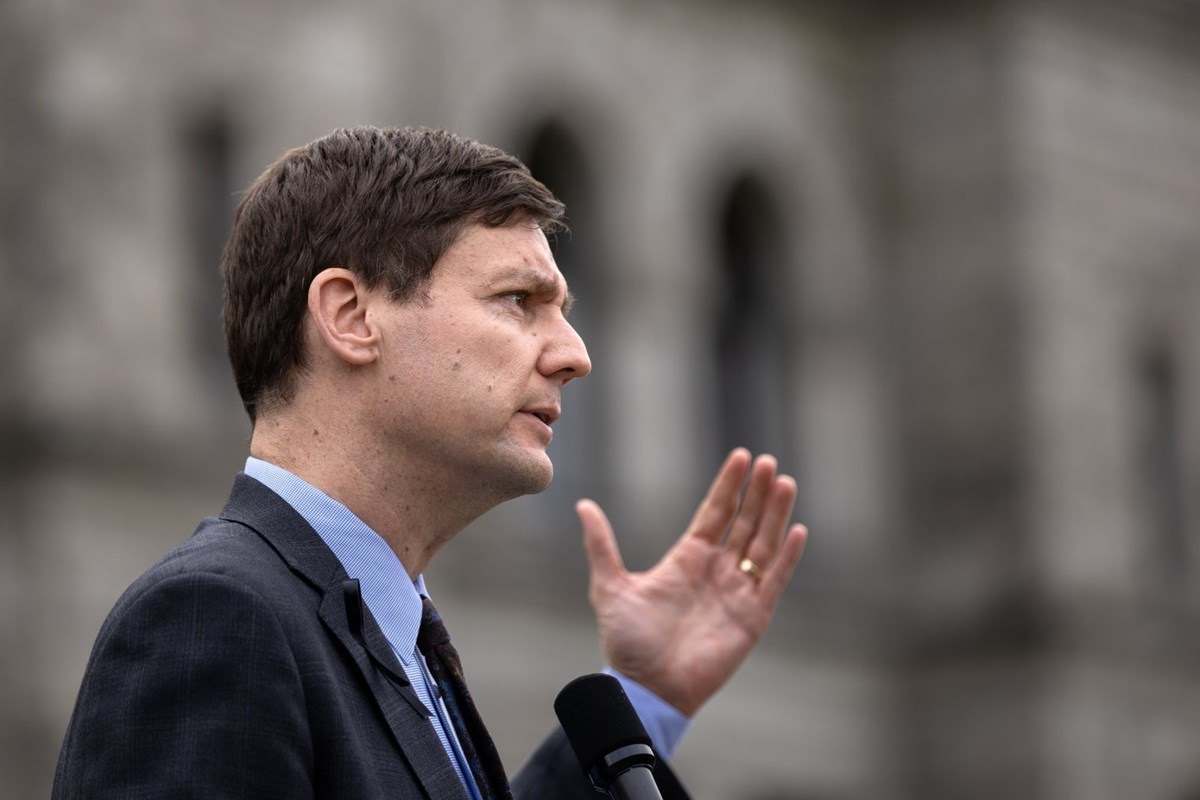 B.C. premier questions Ottawa's focus on pipeline over softwood