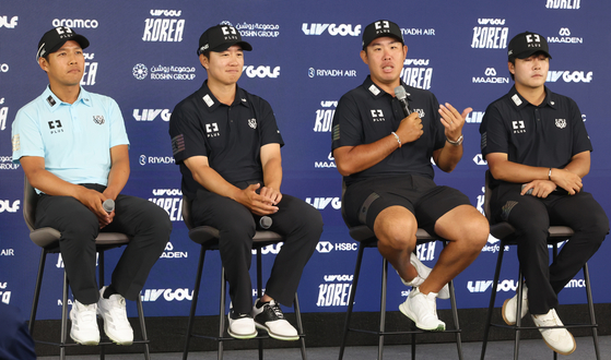 An Byeong-hun, third from left, answers questions at a press conference ahead of the LIV Golf Korea tournament at Asiad Country Club in Busan on May 26.  [JOONGANG ILBO]