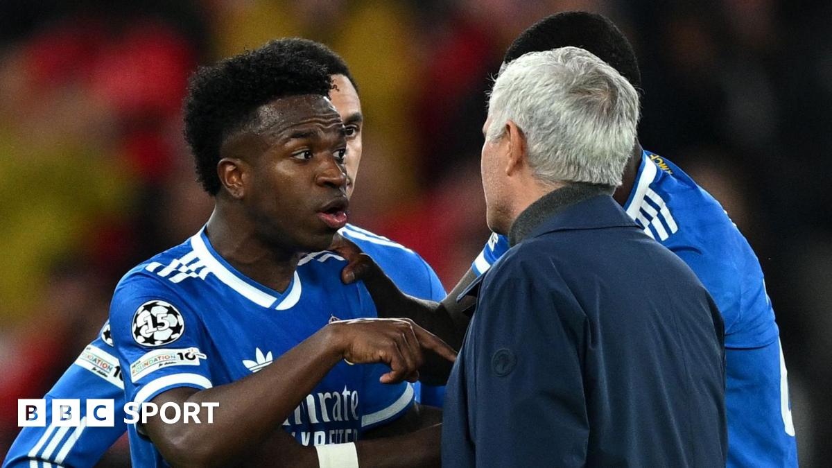 Vinicius Junior in conversation with Jose Mourinho