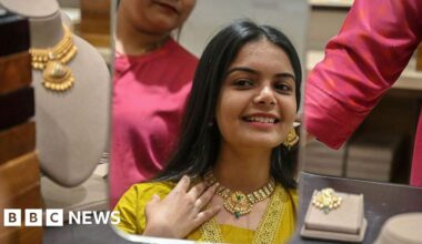 Why Modi wants Indians to buy less gold and take fewer foreign holidays - BBC