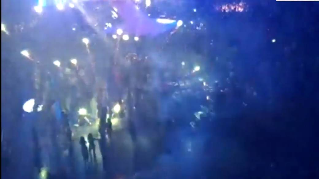 Click to play video: 'Fireworks erupt at ground level during Dua Lipa concert inside Toronto’s Scotiabank Arena'