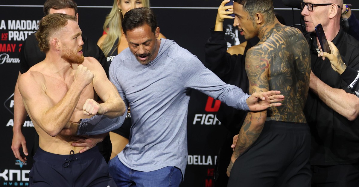 Jack Della, Carlos Prates separated during HEATED UFC Perth staredown