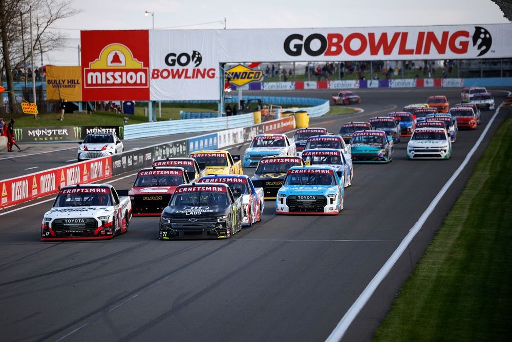 Gio Ruggiero leads the field on a late-race restart, No. 17 Tricon Garage Toyota