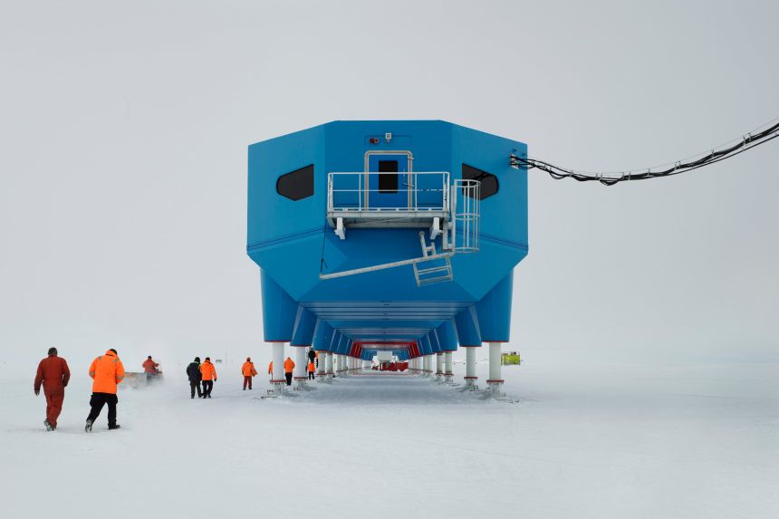 The Halley VI British Antarctic Research Station can be relocated entirely if cracks emerge in the ice shelf.