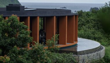 Earth-toned walls wrap circular home in Lombok