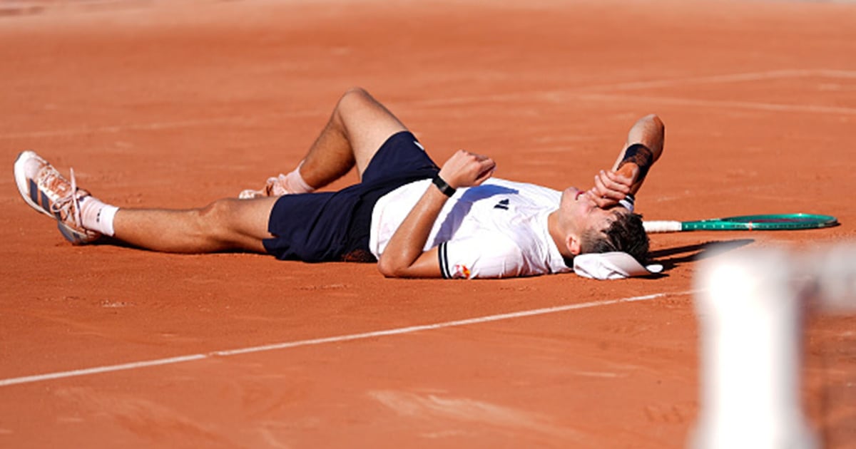 Jakub Mensik collapses after marathon match at Roland-Garros; Baptiste forced to retire – TSN