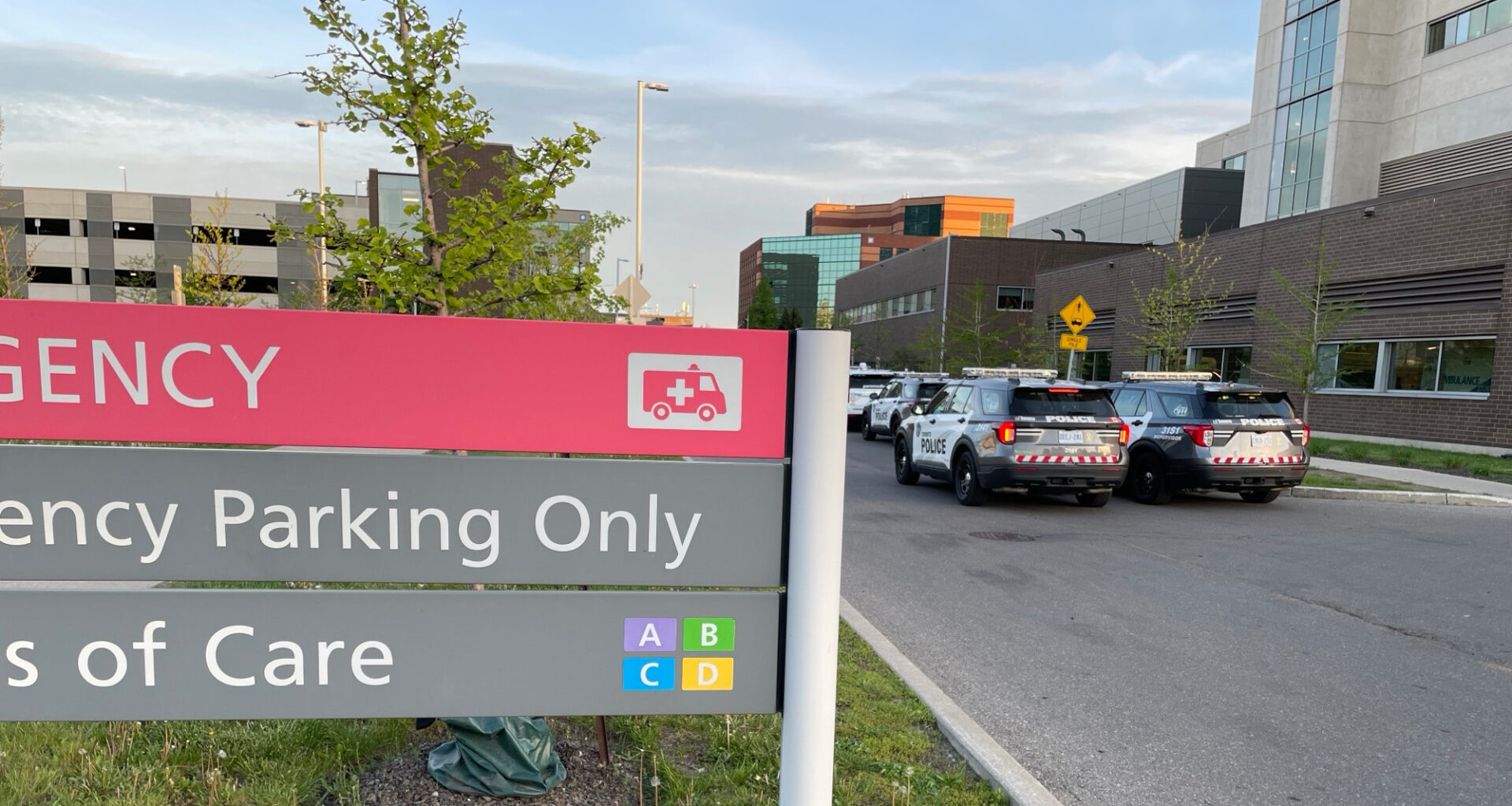 2 teens turn up at North York hospital with stab wounds, 1 in critical condition