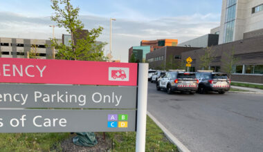 2 teens turn up at North York hospital with stab wounds, 1 in critical condition