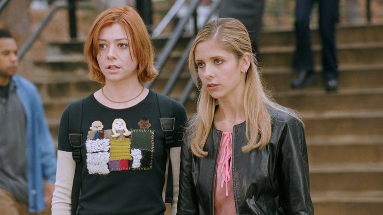 Willow Rosenberg (Alyson Hannigan) and Buffy Summers (Sarah Michelle Gellar) standing together in Buffy the Vampire Slayer