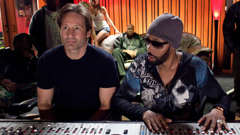 Hank Moody (David Duchovny) sitting with Samurai Apocalypse (RZA) in Californication