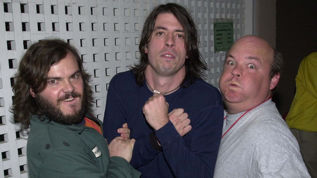 Tenacious D posing with Fave Grohl backstage in 2000