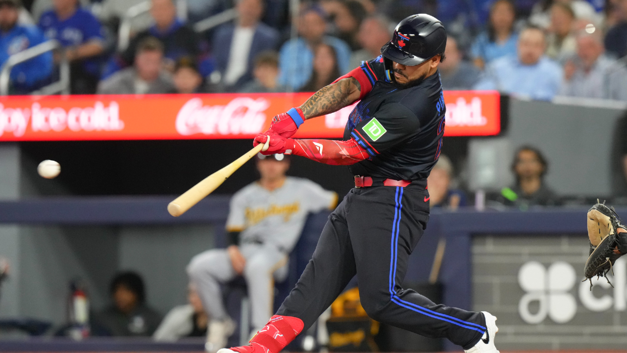Blue Jays take advantage of timely hits, Pirates' errors for third straight win