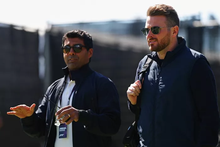 Karun Chandhok and Oliver Rowland arrive in the Paddock
