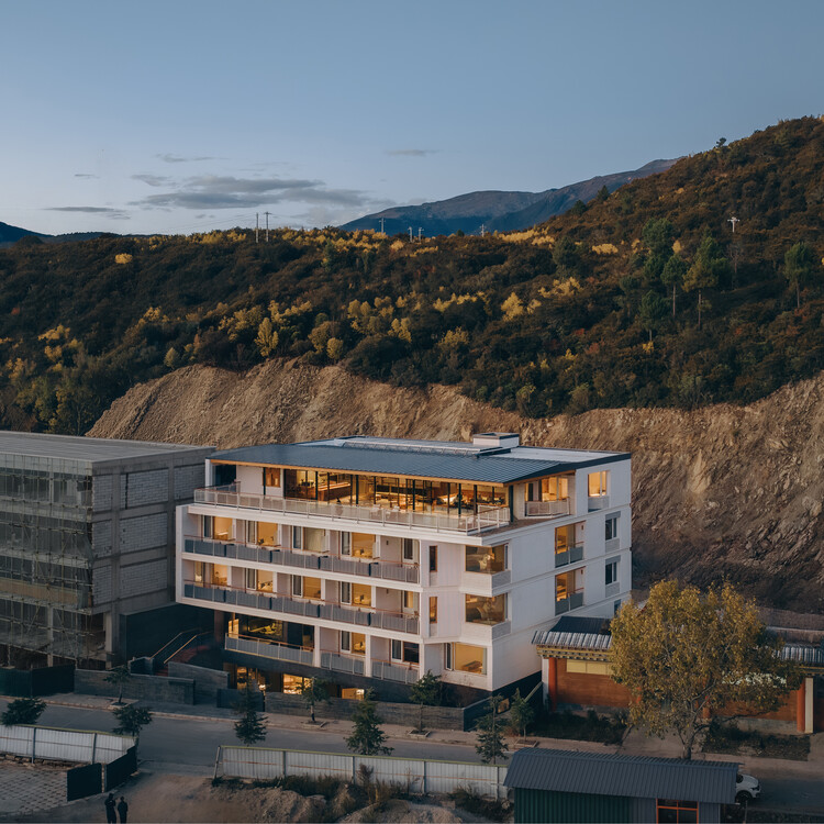 Kawagebo Snow Mountain Hotel / Moguang Studio - Exterior Photography, Balcony