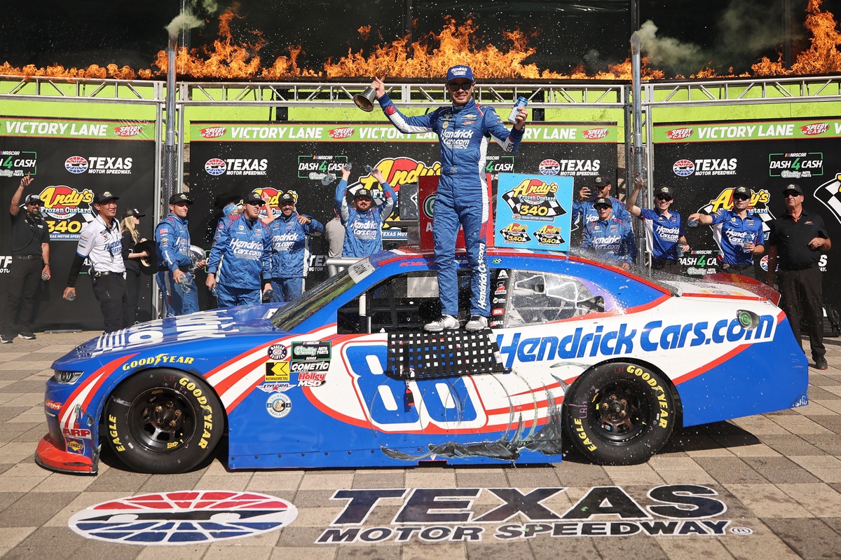 Kyle Larson narrowly wins NASCAR O'Reilly race at Texas