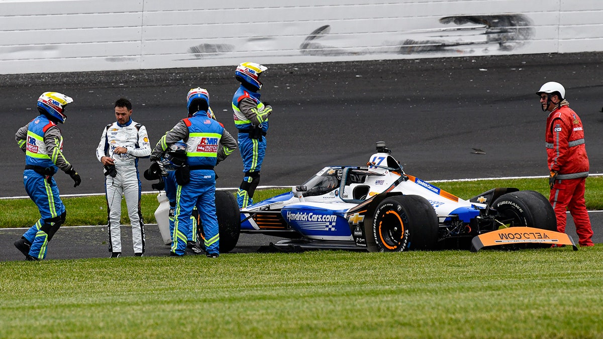 Kyle Larson hitting the wall during Indianapolis 500 auto race