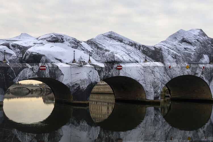 Street Artist JR Installs an Inflatable Cave on Paris' Pont Neuf in Tribute to Christo and Jeanne-Claude - Image 6 of 22