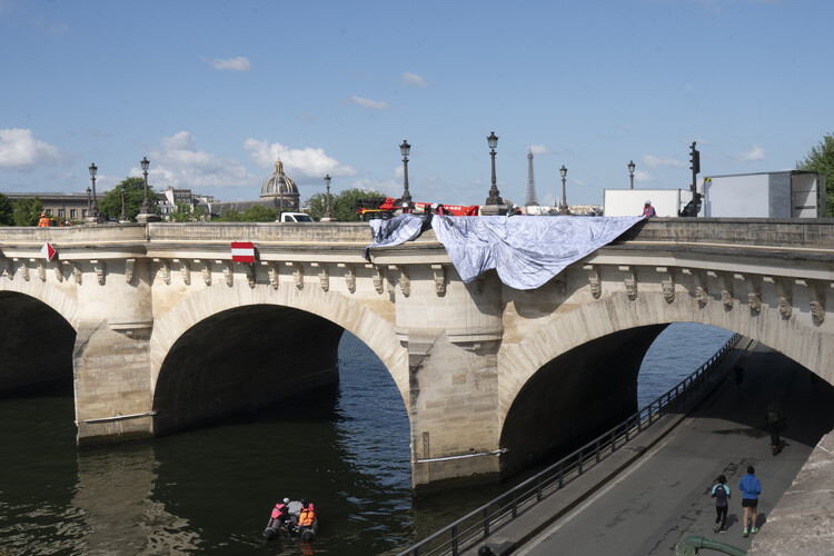 Street Artist JR Installs an Inflatable Cave on Paris' Pont Neuf in Tribute to Christo and Jeanne-Claude - Image 11 of 22