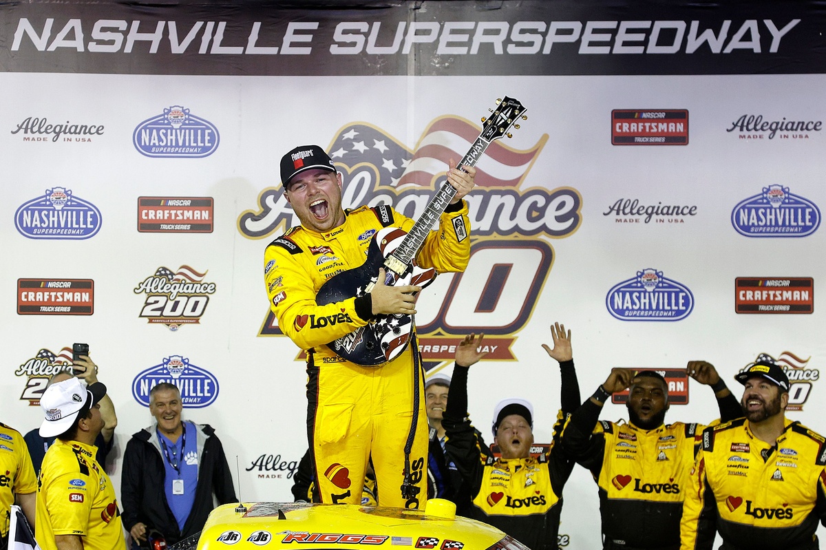 Layne Riggs denies Rajah Caruth Nashville Truck win in thrilling last-lap pass