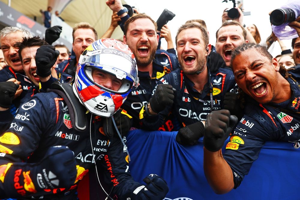 Max Verstappen and Calum Nicholas, Senior Power Unit Assembly Technician, Red Bull Racing