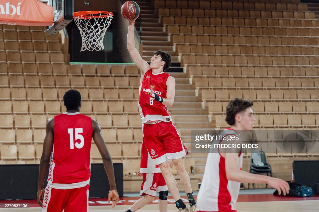 Maxim Klitschko dunks during AS Monaco U21 training in Monaco